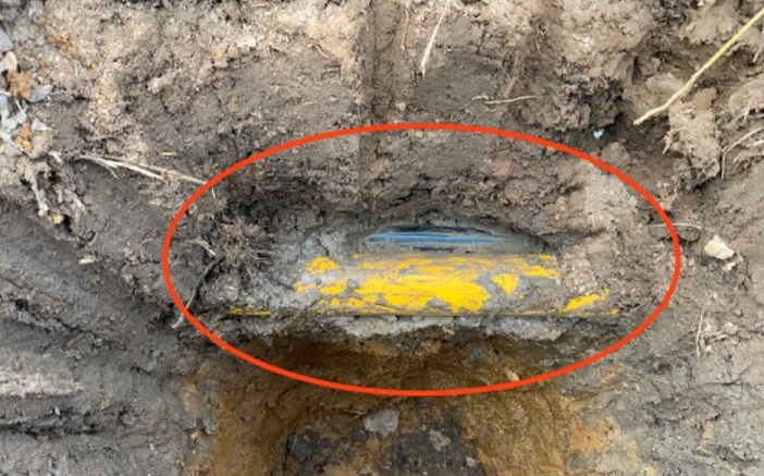 Example: There is no visible evidence of tracer tape or wire installed over the gas pipe. There is insufficient separation between the poly water pipe and PVC gas pipe as required.